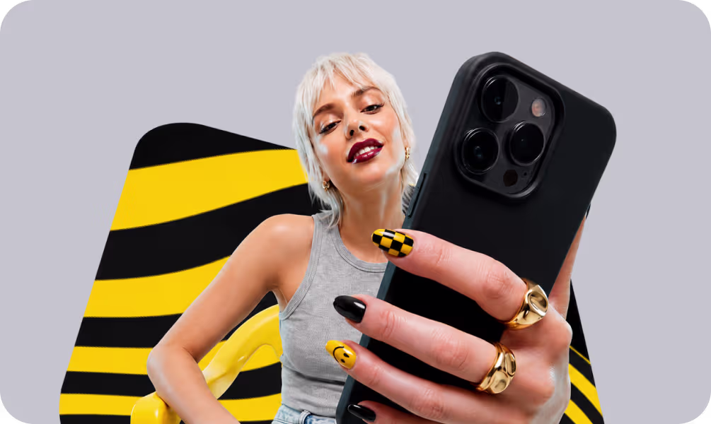 девушка со смартфоном
